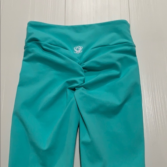 GEVITY Scrunch Booty Crop Leggings - Picture 5 of 7